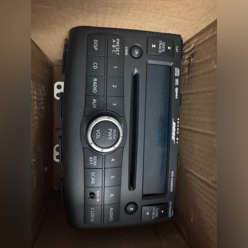 2005-2013 BOSE Used car radio with Aux cord/ Cd. Working; in box
